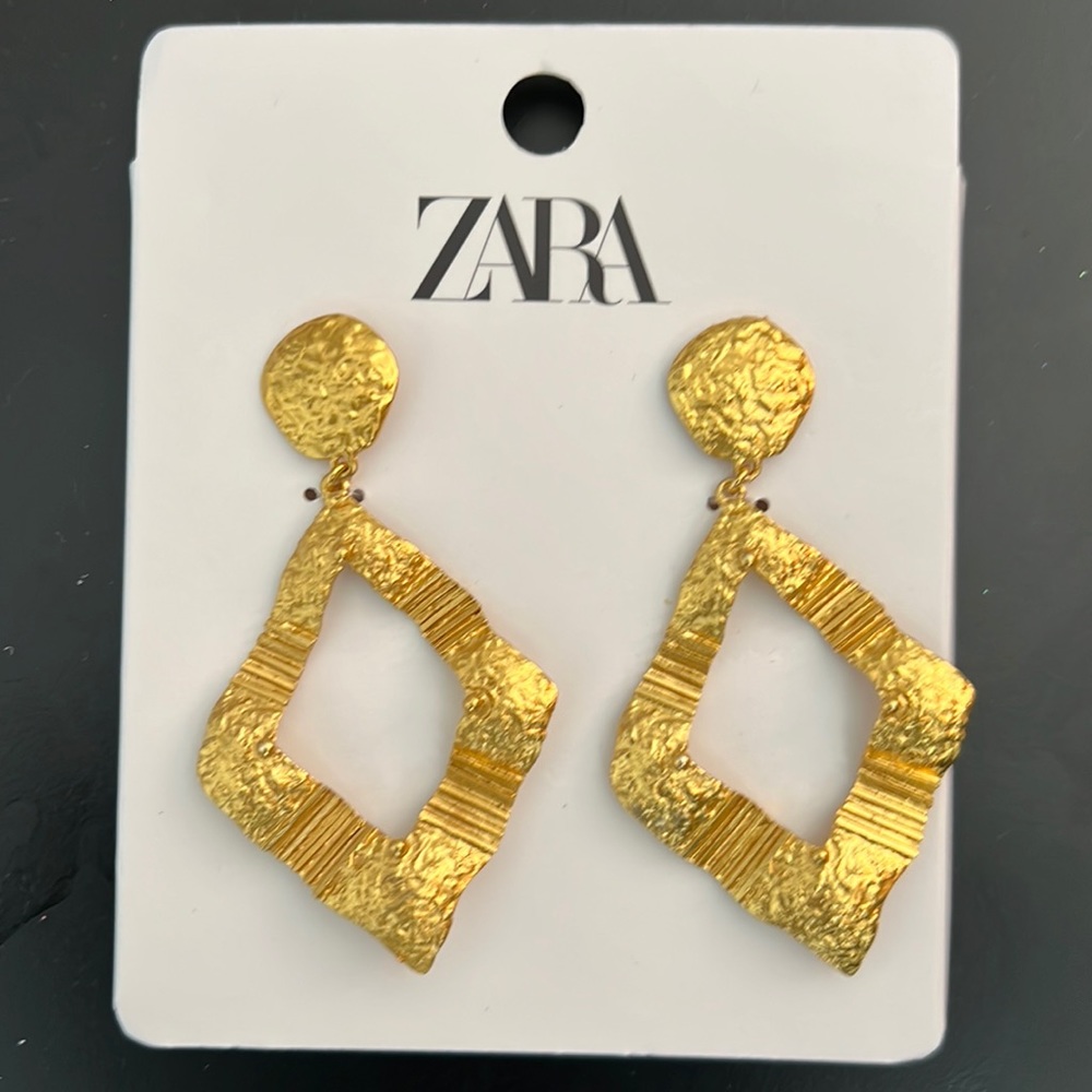 ZARA GOLD BOLD EARRINGS (NEW)